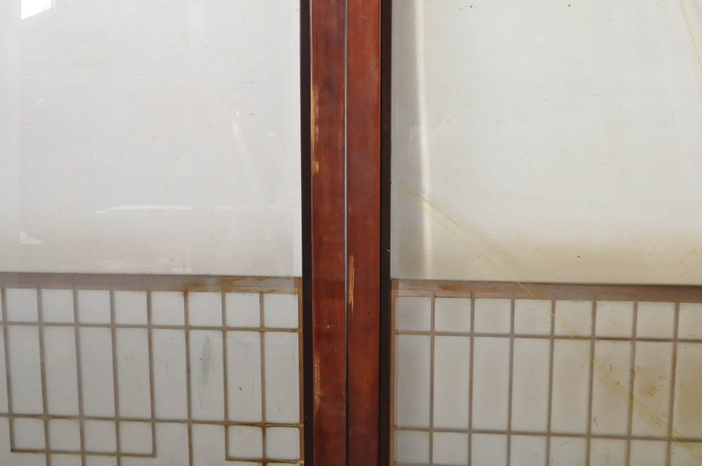 アンティーク建具　上手物!!　高級品　欅(ケヤキ)材　古い大邸宅で使われていた漆塗りの大きなガラス戸2枚セット(引き戸)(R-080199)