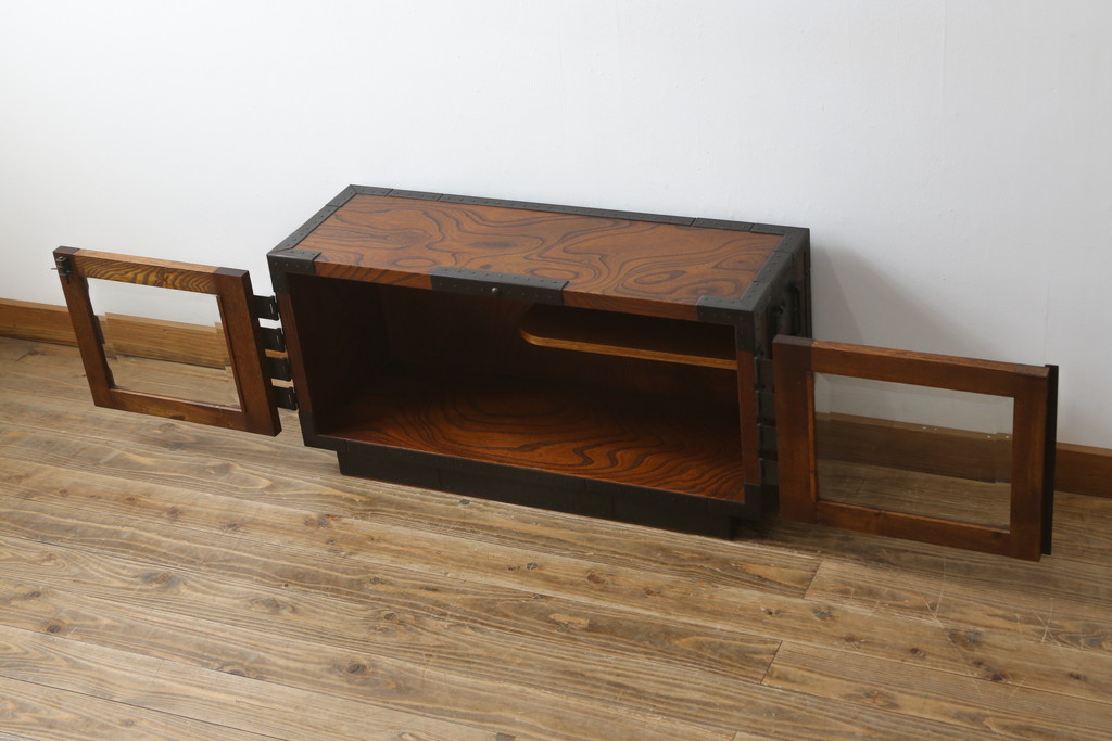 中古　美品　国産　民芸城山　欅(ケヤキ)材　日本の伝統美が詰まった、立派な金具の戸棚(収納棚、ローボード、テレビ台)(R-049826)