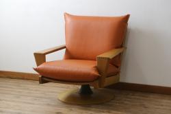 中古　美品　飛騨産業　キツツキマーク　楢(ナラ)材　合皮　木のぬくもりを感じる回転ラウンジチェア(1Pソファ、イージーチェア、アームチェア、回転いす、イス、椅子)(定価約21万円)(R-075710)