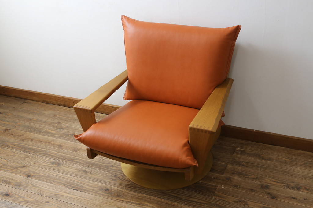 中古　美品　飛騨産業　キツツキマーク　楢(ナラ)材　合皮　木のぬくもりを感じる回転ラウンジチェア(1Pソファ、イージーチェア、アームチェア、回転いす、イス、椅子)(定価約21万円)(R-075710)