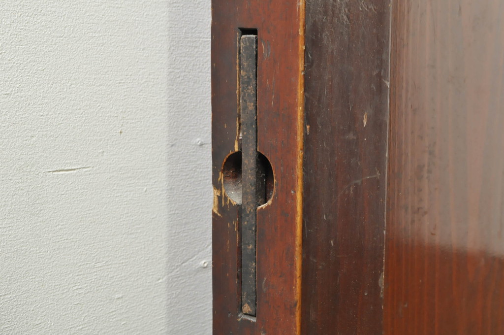 アンティーク建具　七福神の金具が存在感を放つ庄内蔵戸1枚(引き戸、玄関戸)(R-080183)