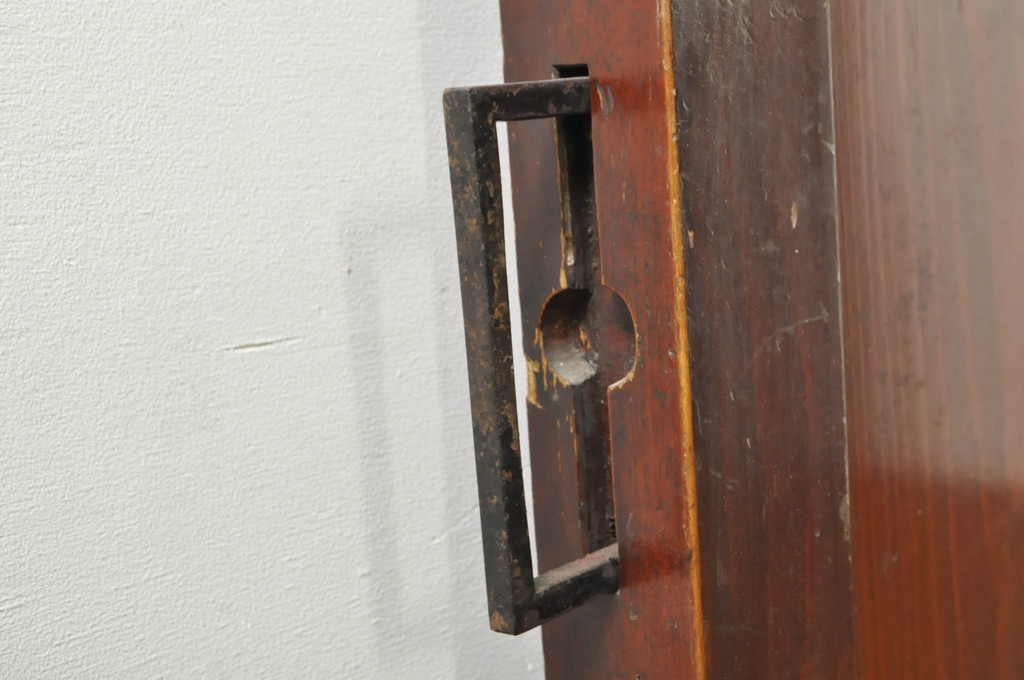 アンティーク建具　七福神の金具が存在感を放つ庄内蔵戸1枚(引き戸、玄関戸)(R-080183)