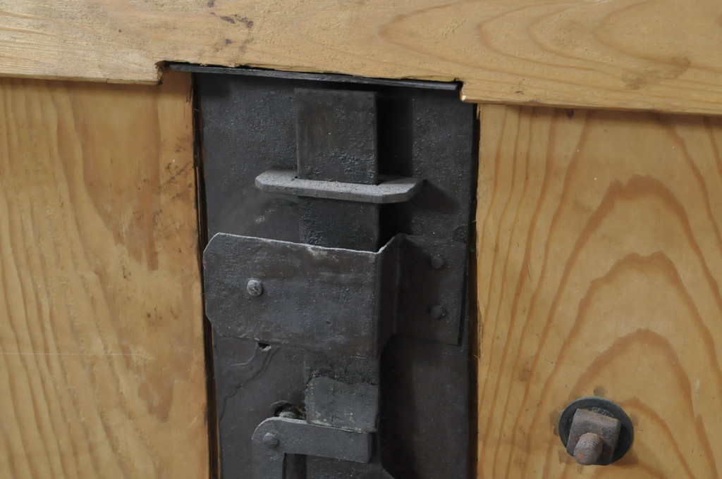 アンティーク建具　七福神の金具が存在感を放つ庄内蔵戸1枚(引き戸、玄関戸)(R-080183)
