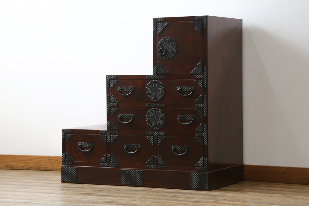 中古　美品　岩谷堂箪笥　月雫3段　あられ紋様の金具が目を引く階段箪笥(民芸箪笥、収納箪笥、和タンス)(R-079488)