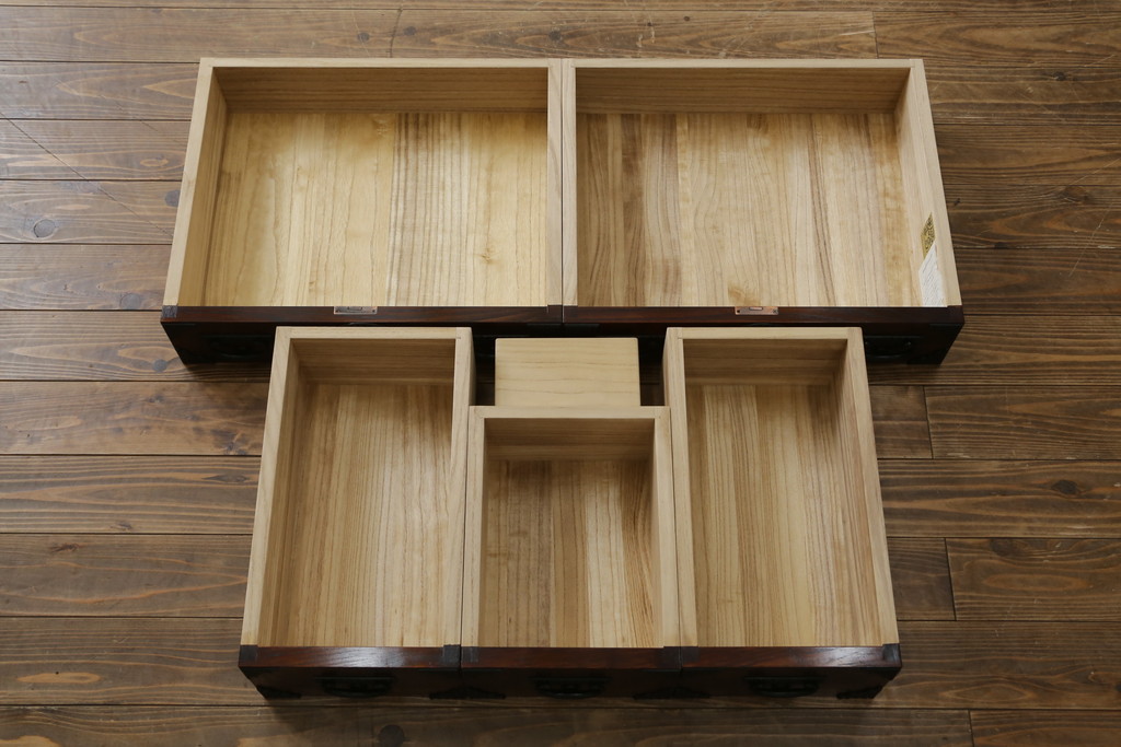 中古　美品　岩谷堂箪笥　月雫3段　あられ紋様の金具が目を引く階段箪笥(民芸箪笥、収納箪笥、和タンス)(R-079488)
