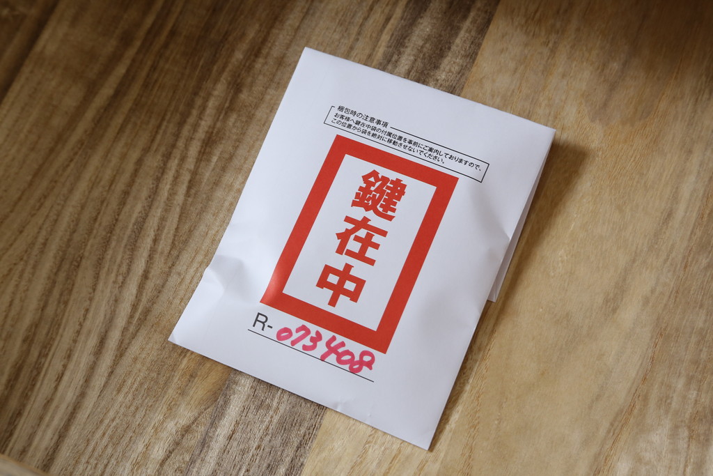 中古　国産　職人手造り　上品な佇まいが魅力の金具付き幅狭総桐箪笥(並厚、総桐たんす、和タンス、引き出し、衣装箪笥、収納箪笥)(R-073408)