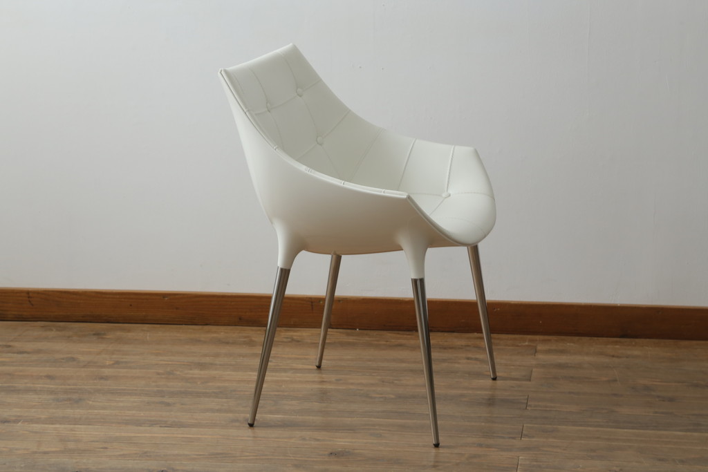 中古　展示品　超美品　Cassinaixc.(カッシーナイクスシー)　Philippe Starck(フィリップ・スタルク)　246　PASSION(パシオン)　本革　丸みのあるボディと華奢な脚のバランスが美しいアームチェア(ダイニングチェア、椅子、イス、レザー)(定価約21万円)(R-060989)