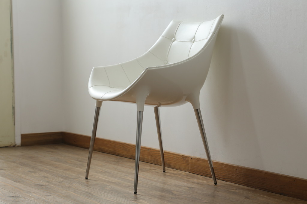 中古　展示品　超美品　Cassinaixc.(カッシーナイクスシー)　Philippe Starck(フィリップ・スタルク)　246　PASSION(パシオン)　本革　丸みのあるボディと華奢な脚のバランスが美しいアームチェア(ダイニングチェア、椅子、イス、レザー)(定価約21万円)(R-060989)
