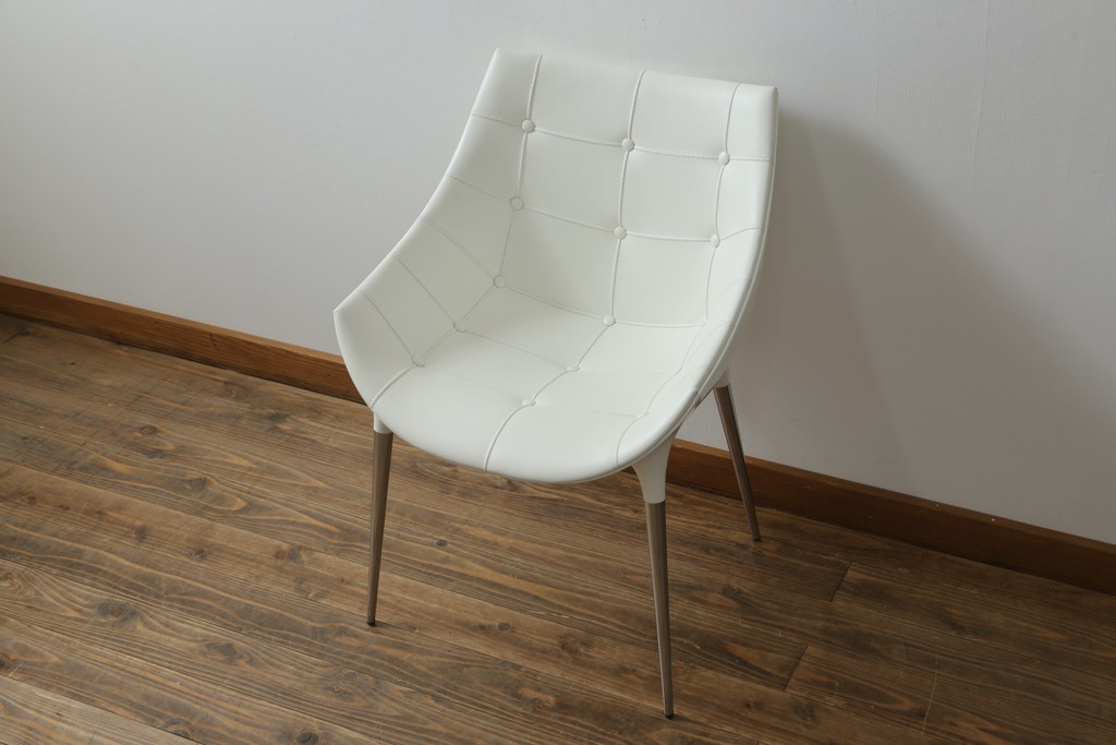 中古　展示品　超美品　Cassinaixc.(カッシーナイクスシー)　Philippe Starck(フィリップ・スタルク)　246　PASSION(パシオン)　本革　丸みのあるボディと華奢な脚のバランスが美しいアームチェア(ダイニングチェア、椅子、イス、レザー)(定価約21万円)(R-060989)