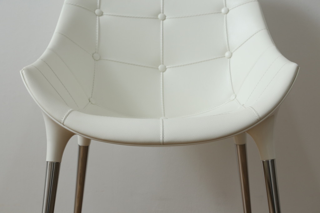 中古　展示品　超美品　Cassinaixc.(カッシーナイクスシー)　Philippe Starck(フィリップ・スタルク)　246　PASSION(パシオン)　本革　丸みのあるボディと華奢な脚のバランスが美しいアームチェア(ダイニングチェア、椅子、イス、レザー)(定価約21万円)(R-060989)