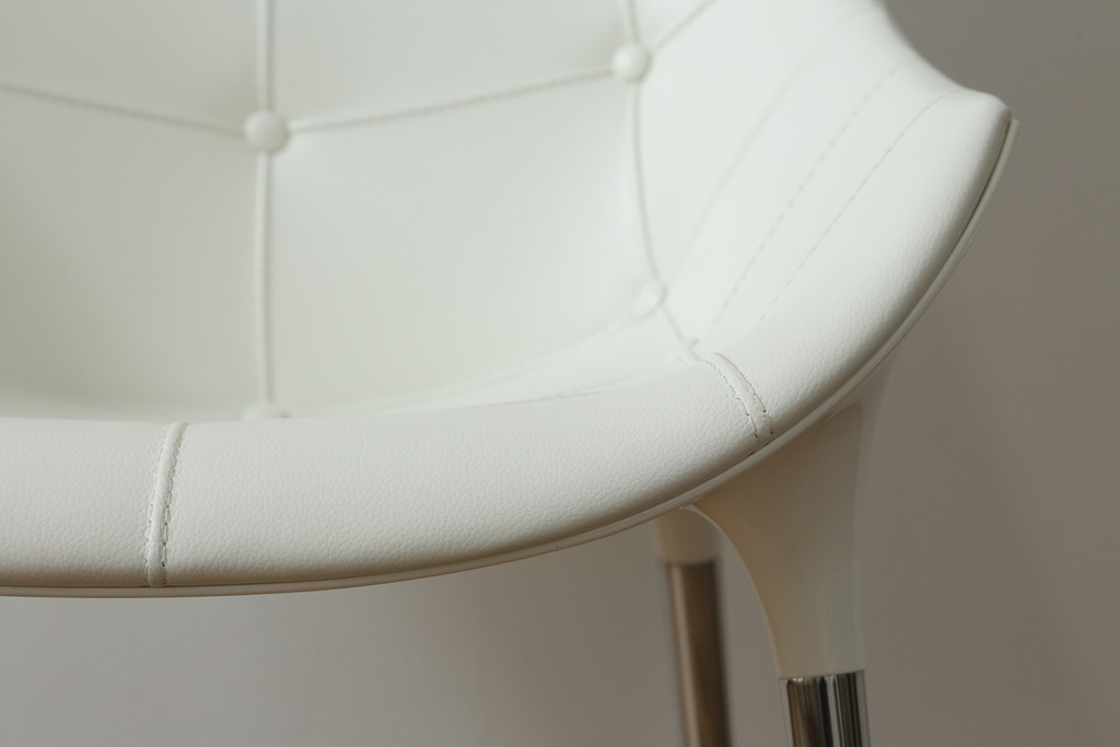 中古　展示品　超美品　Cassinaixc.(カッシーナイクスシー)　Philippe Starck(フィリップ・スタルク)　246　PASSION(パシオン)　本革　丸みのあるボディと華奢な脚のバランスが美しいアームチェア(ダイニングチェア、椅子、イス、レザー)(定価約21万円)(R-060989)