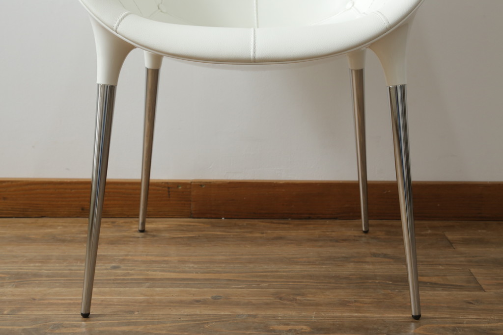 中古　展示品　超美品　Cassinaixc.(カッシーナイクスシー)　Philippe Starck(フィリップ・スタルク)　246　PASSION(パシオン)　本革　丸みのあるボディと華奢な脚のバランスが美しいアームチェア(ダイニングチェア、椅子、イス、レザー)(定価約21万円)(R-060989)