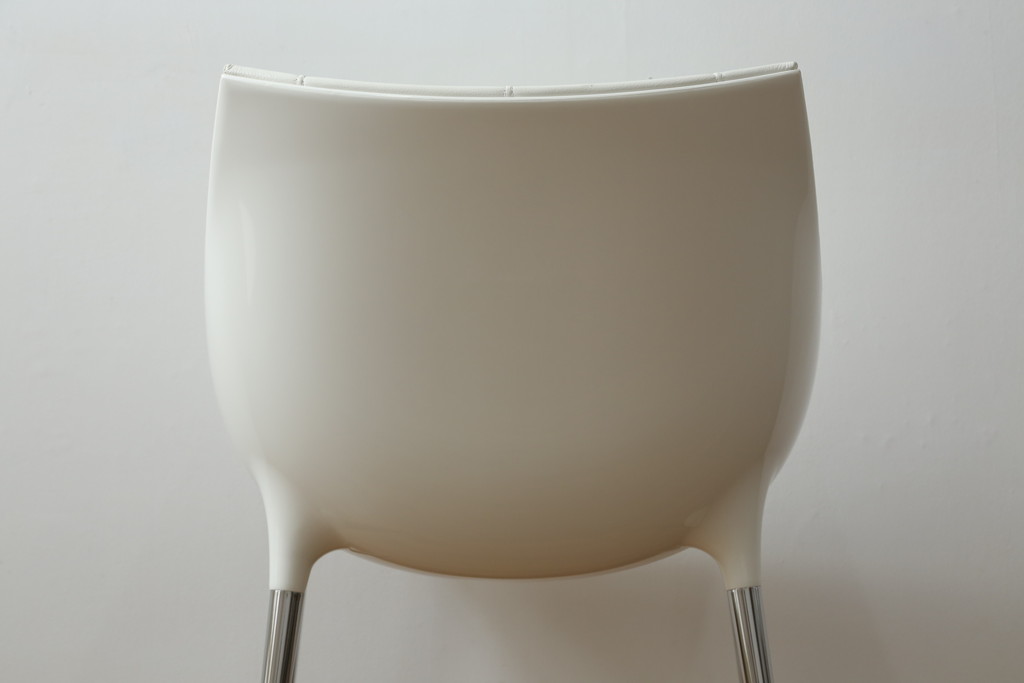 中古　展示品　超美品　Cassinaixc.(カッシーナイクスシー)　Philippe Starck(フィリップ・スタルク)　246　PASSION(パシオン)　本革　丸みのあるボディと華奢な脚のバランスが美しいアームチェア(ダイニングチェア、椅子、イス、レザー)(定価約21万円)(R-060989)