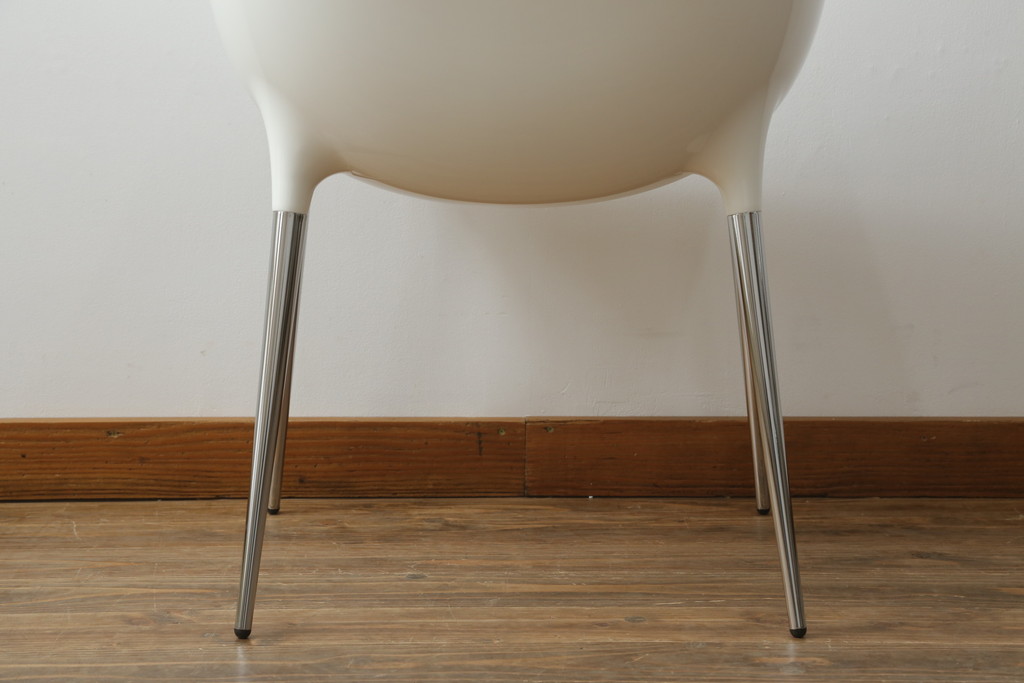 中古　展示品　超美品　Cassinaixc.(カッシーナイクスシー)　Philippe Starck(フィリップ・スタルク)　246　PASSION(パシオン)　本革　丸みのあるボディと華奢な脚のバランスが美しいアームチェア(ダイニングチェア、椅子、イス、レザー)(定価約21万円)(R-060989)