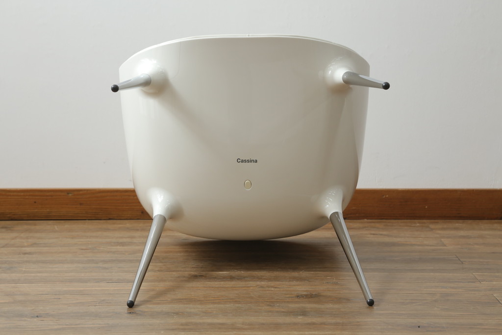 中古　展示品　超美品　Cassinaixc.(カッシーナイクスシー)　Philippe Starck(フィリップ・スタルク)　246　PASSION(パシオン)　本革　丸みのあるボディと華奢な脚のバランスが美しいアームチェア(ダイニングチェア、椅子、イス、レザー)(定価約21万円)(R-060989)