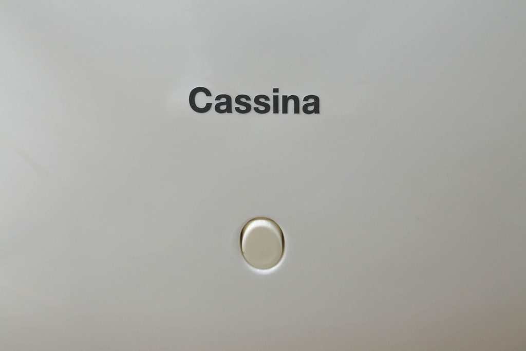 中古　展示品　超美品　Cassinaixc.(カッシーナイクスシー)　Philippe Starck(フィリップ・スタルク)　246　PASSION(パシオン)　本革　丸みのあるボディと華奢な脚のバランスが美しいアームチェア(ダイニングチェア、椅子、イス、レザー)(定価約21万円)(R-060989)