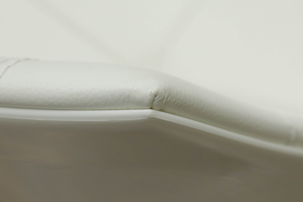 中古　展示品　超美品　Cassinaixc.(カッシーナイクスシー)　Philippe Starck(フィリップ・スタルク)　246　PASSION(パシオン)　本革　丸みのあるボディと華奢な脚のバランスが美しいアームチェア(ダイニングチェア、椅子、イス、レザー)(定価約21万円)(R-061223)