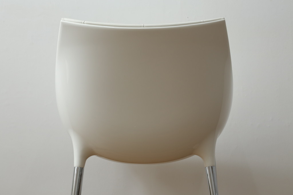 中古　展示品　超美品　Cassinaixc.(カッシーナイクスシー)　Philippe Starck(フィリップ・スタルク)　246　PASSION(パシオン)　本革　丸みのあるボディと華奢な脚のバランスが美しいアームチェア(ダイニングチェア、椅子、イス、レザー)(定価約21万円)(R-061223)