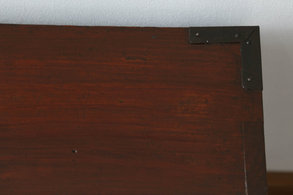 和製アンティーク　美品　前面栗材　深みのある色合いが魅力の鉄脚付き米沢箪笥ローボード(テレビ台、テレビボード、ローチェスト、収納たんす、時代箪笥、引き出し)(R-073966)