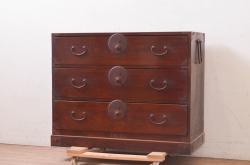 中古　米沢箪笥　鋲と凝った金具の意匠が目を引く手許箪笥(R-039956)(定価約41万円)です。