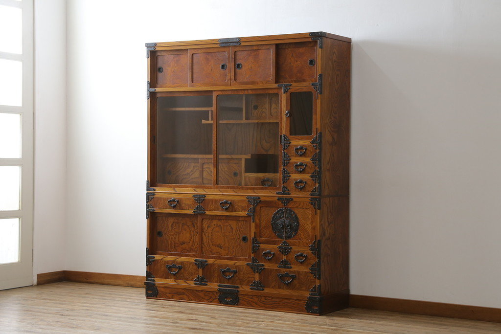 中古　美品　力強い木目が印象的な岩谷堂茶箪笥(和タンス、収納箪笥、キャビネット、飾り棚)(R-059744)