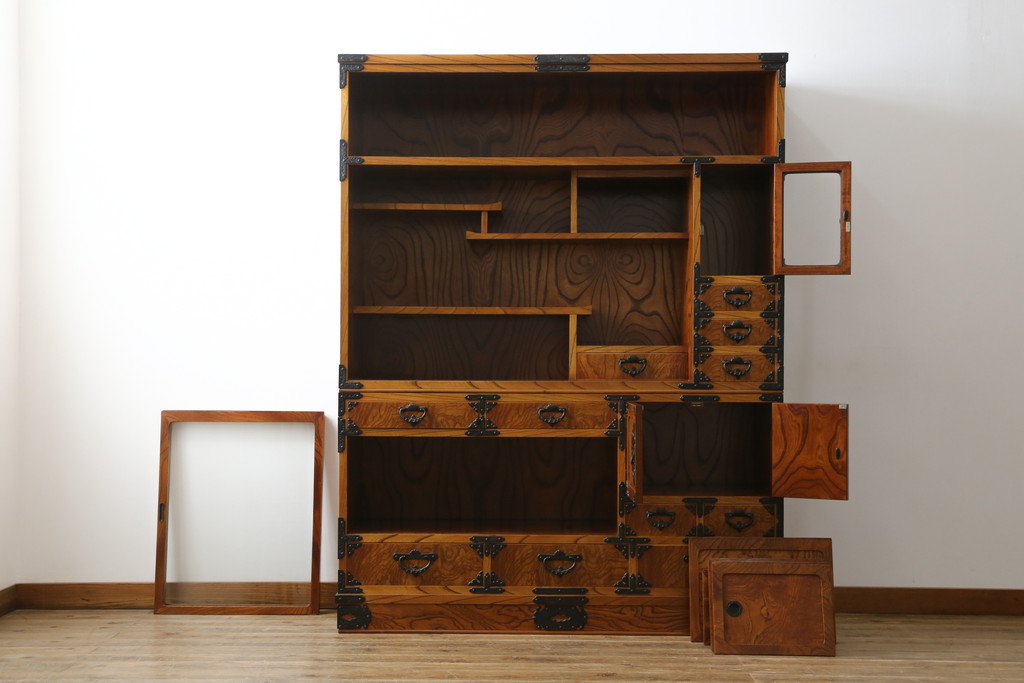 中古　美品　力強い木目が印象的な岩谷堂茶箪笥(和タンス、収納箪笥、キャビネット、飾り棚)(R-059744)