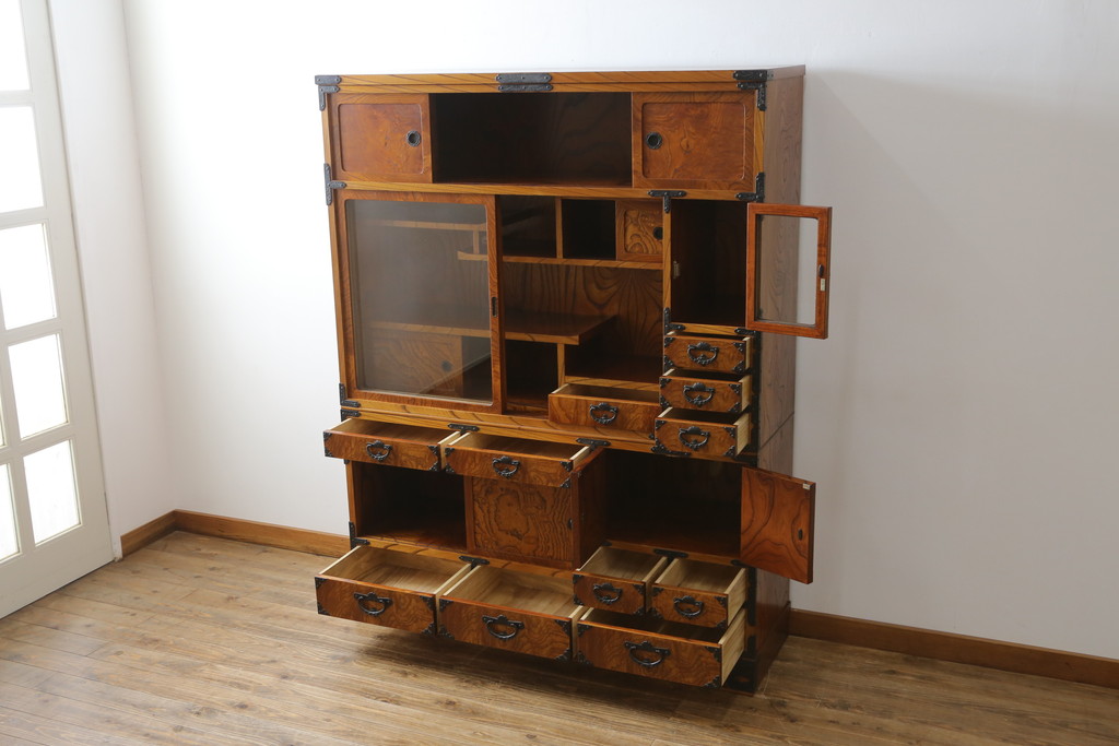 中古　美品　力強い木目が印象的な岩谷堂茶箪笥(和タンス、収納箪笥、キャビネット、飾り棚)(R-059744)