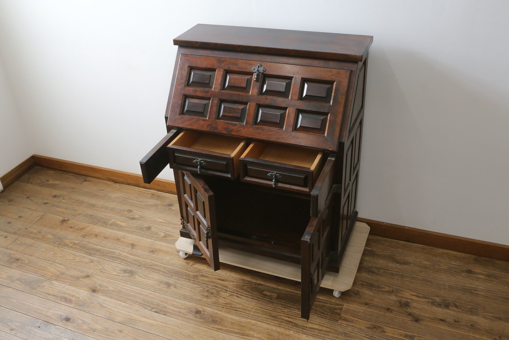 中古　美品　松本民芸家具　金具付きのデザインが目を引くクラシカルで美しいS.P型ライティングビューロー(簿記机、ワークデスク、在宅用、在宅ワーク用、サイドキャビネット)(定価約109万円)(R-080426)