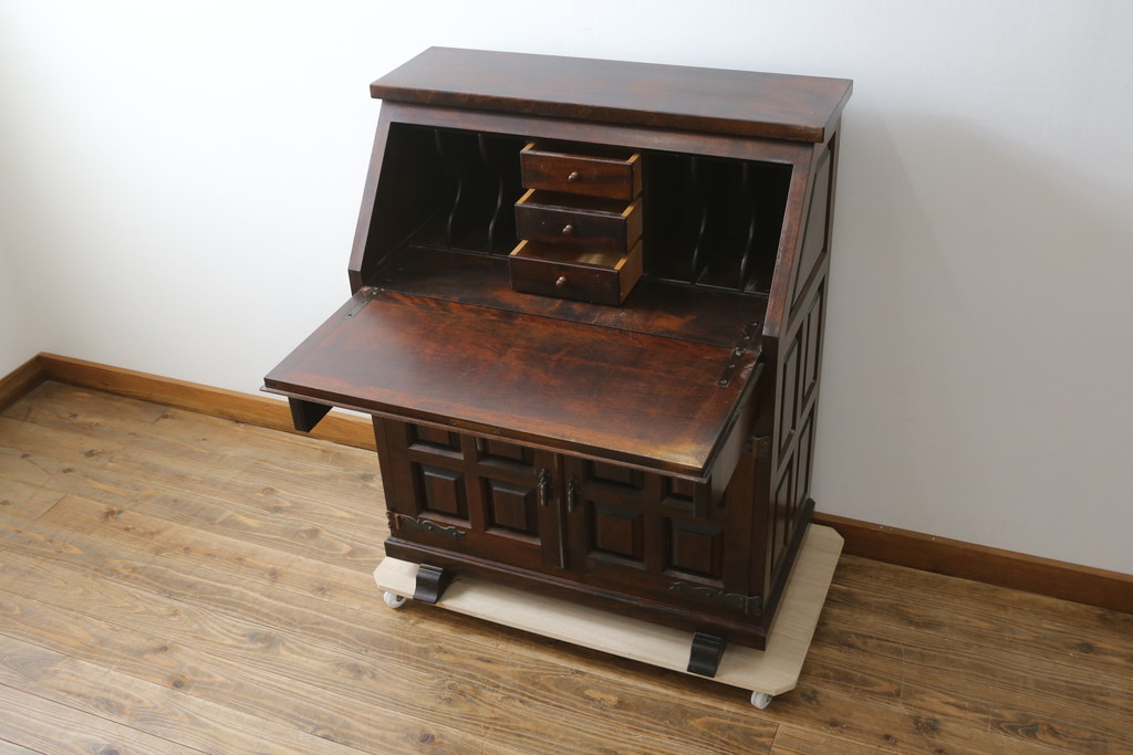 中古　美品　松本民芸家具　金具付きのデザインが目を引くクラシカルで美しいS.P型ライティングビューロー(簿記机、ワークデスク、在宅用、在宅ワーク用、サイドキャビネット)(定価約109万円)(R-080426)