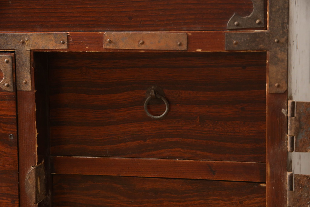 和製アンティーク　前面欅(ケヤキ)材　漆塗り　上品な丸金具がアクセントの二段重ね庄内箪笥(衣装タンス、収納たんす、引き出し、時代箪笥)(R-066462)