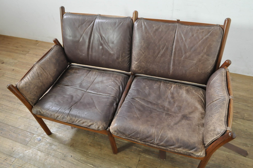 デンマークアンティーク　ILLUM WIKKELSO( イルム・ヴィッケルソー)デザイン　CFC Silkeborg(クリステンセン シルケボー)　Genius(ジーニアス)　ローズウッド　本革(レザー)の経年変化による風合いが味わい深い2人掛けソファ(2P、二人掛け、北欧)(R-080116)