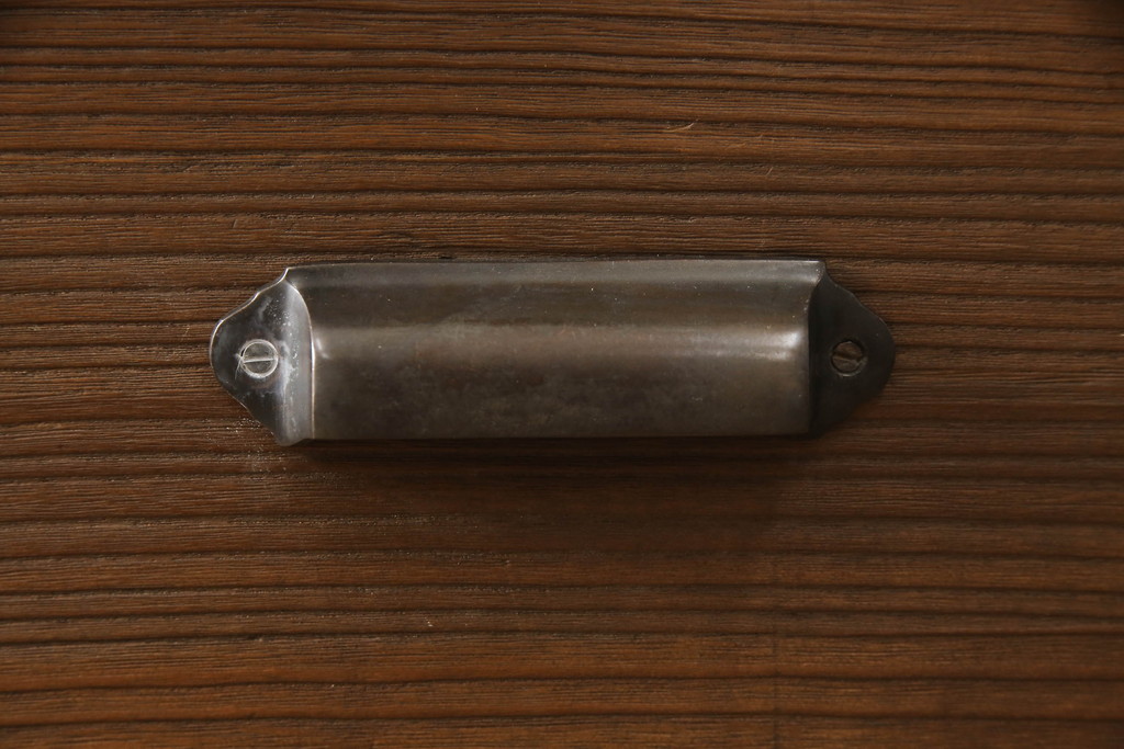 桐箪笥を重ね箪笥にリメイク!中段に天板を取り付け、取っ手を交換。明るめの茶色に着色仕上げ。
