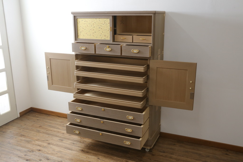 中古　美品　最高級　通産大臣指定伝統工芸品　伝統工芸士　鹿島金正作　高千穂　品のある佇まいで和の雰囲気を引き立てる名古屋総桐たんす(胴丸、総桐たんす、着物箪笥、引き出し、和たんす、衣装箪笥)(定価約250万円)(R-079829)