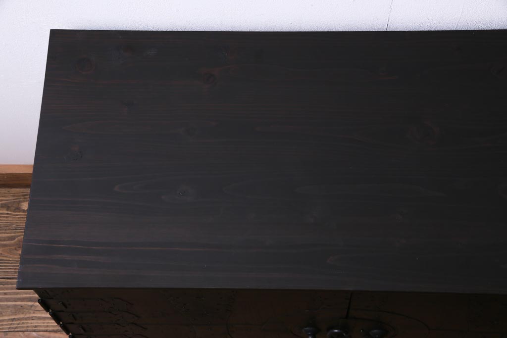 アンティーク家具　明治期　ヒノキ材　インダストリアルな雰囲気漂う観音開き戸のリメイクテレビボード(箪笥ローボード、リビングボード)