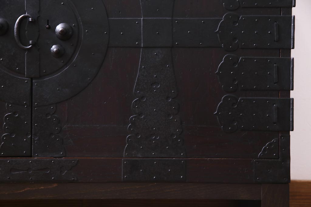アンティーク家具　明治期　ヒノキ材　インダストリアルな雰囲気漂う観音開き戸のリメイクテレビボード(箪笥ローボード、リビングボード)
