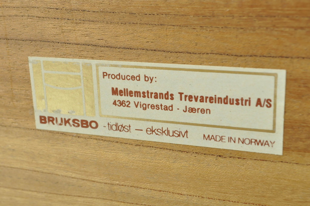 北欧ビンテージ　ノルウェー　 BRUKSBO(ブルクスボ) 　Mellemstrands Trevareindustri　ローズウッド材の美しい杢目が目を引くローテーブル(センターテーブル、リビングテーブル、座卓、ヴィンテージ)(R-078099)