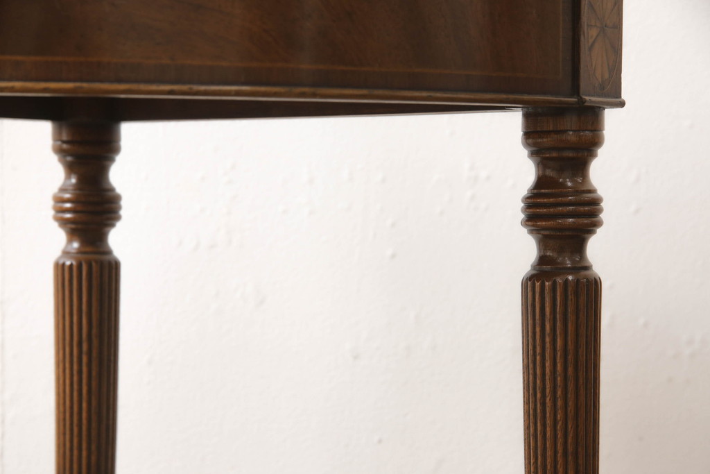 イギリスアンティーク　マホガニー材　象嵌入り　緩やかにカーブした脚のデザインが上品なコーナーサイドテーブル(コーナーラック、花台、飾り台、英国)(R-066093)
