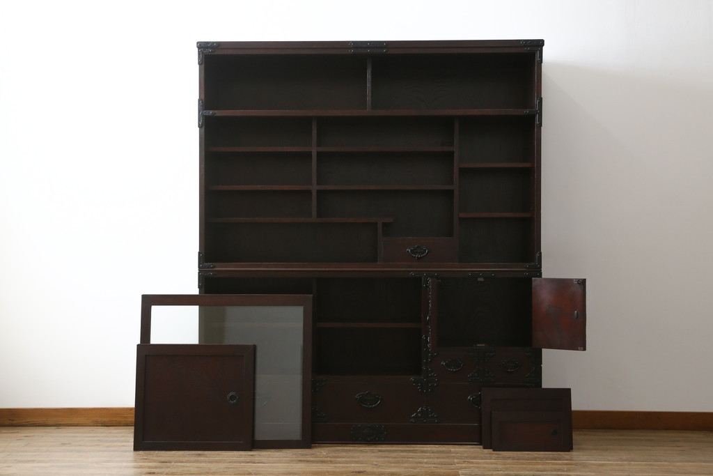 中古　美品　桜木作　岩谷堂箪笥　深い木色と立派な金具が凛とした雰囲気を醸し出す茶箪笥(収納棚、戸棚、茶棚、キャビネット、茶たんす、上下バラ売り可能)(定価約100万円)(R-053577)