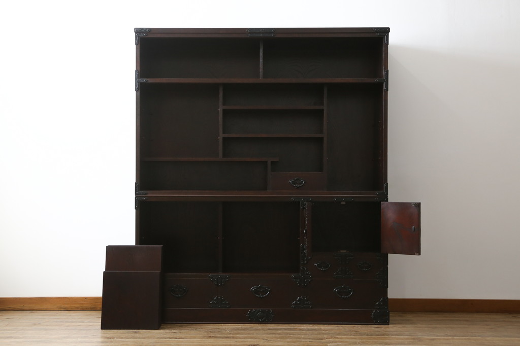 中古　美品　桜木作　岩谷堂箪笥　深い木色と立派な金具が凛とした雰囲気を醸し出す茶箪笥(収納棚、戸棚、茶棚、キャビネット、茶たんす、上下バラ売り可能)(定価約100万円)(R-053577)