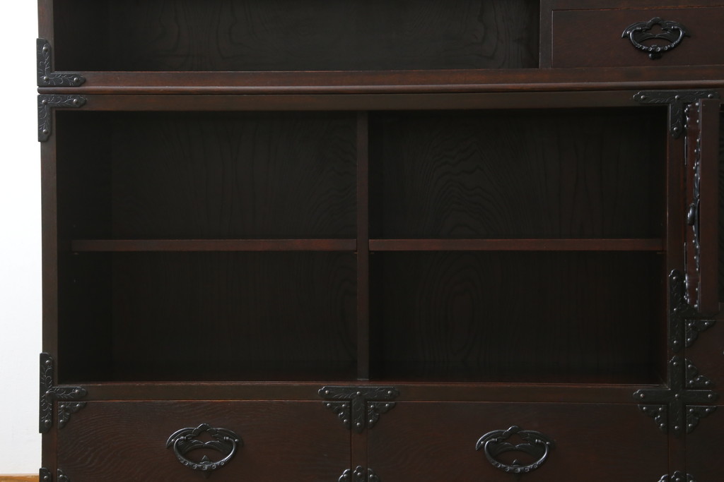 中古　美品　桜木作　岩谷堂箪笥　深い木色と立派な金具が凛とした雰囲気を醸し出す茶箪笥(収納棚、戸棚、茶棚、キャビネット、茶たんす、上下バラ売り可能)(定価約100万円)(R-053577)