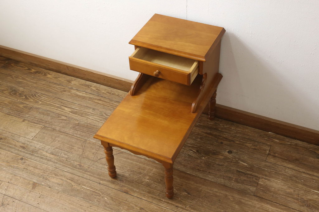 中古　美品　横浜クラシック家具　ダニエル(daniel)　温かみのある色合いが魅力のサイドテーブル(コンソールテーブル、オケージョナルテーブル、電話台、ナイトテーブル)(R-050830)