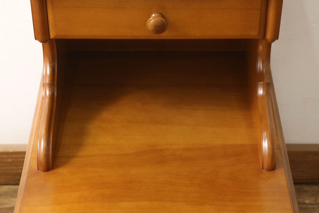 中古　美品　横浜クラシック家具　ダニエル(daniel)　温かみのある色合いが魅力のサイドテーブル(コンソールテーブル、オケージョナルテーブル、電話台、ナイトテーブル)(R-050830)