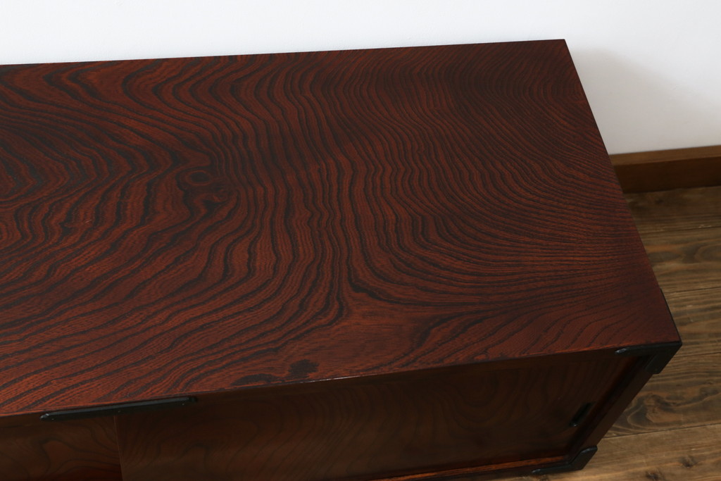 中古　美品　岩谷堂箪笥　菊幸作　ケヤキ材　左右対称の杢目が目を引くローボード(テレビボード、テレビ台、リビングボード、収納棚)(R-050941)