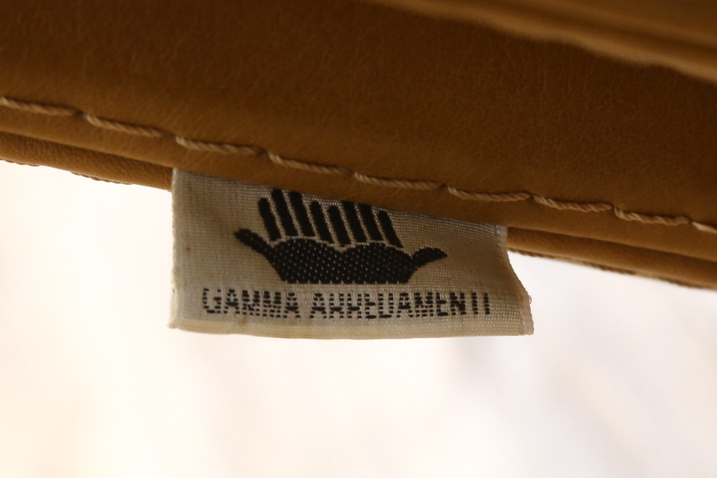 中古　イタリア高級家具　GAMMA ARREDAMENTI(ガンマ・アレダメンティ)　LEXINGTON(レキシントン)　シンプルでモダンなデザインが魅力的な3人掛けレザーソファ(アームソファ、3P、本革)(定価約75万6千円)(R-076846)