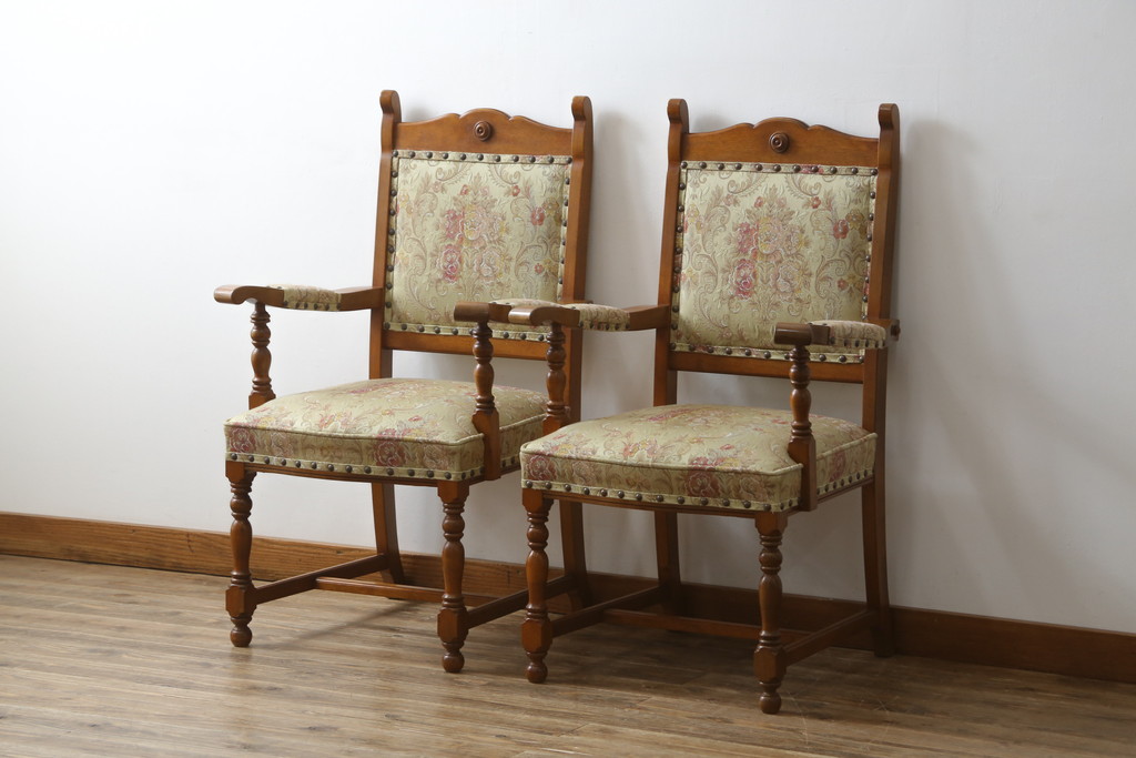 中古　美品　横浜クラシック家具　ダニエル(daniel)　ミッシェル(Michel)　高級感のある優雅な佇まいが魅力的なアームチェア2脚セット(ダイニングチェア、椅子、イス)(R-079031)