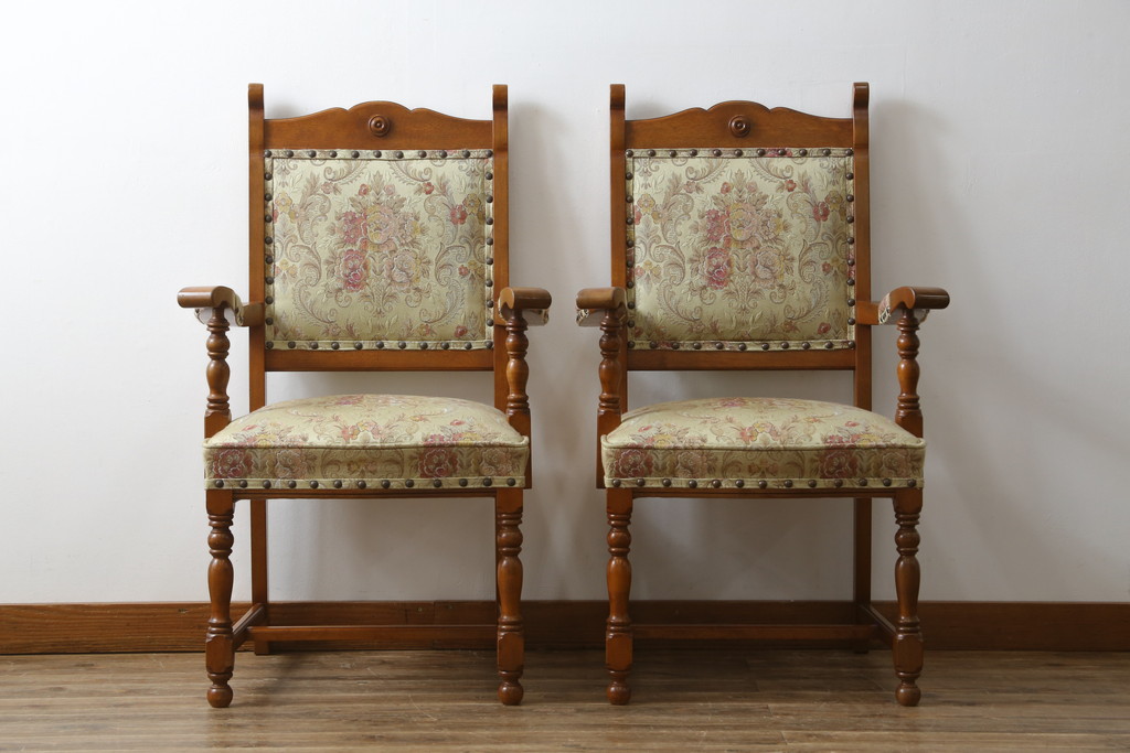 中古　美品　横浜クラシック家具　ダニエル(daniel)　ミッシェル(Michel)　高級感のある優雅な佇まいが魅力的なアームチェア2脚セット(ダイニングチェア、椅子、イス)(R-079031)