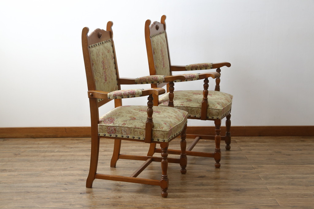 中古　美品　横浜クラシック家具　ダニエル(daniel)　ミッシェル(Michel)　高級感のある優雅な佇まいが魅力的なアームチェア2脚セット(ダイニングチェア、椅子、イス)(R-079031)