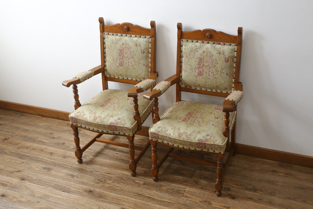 中古　美品　横浜クラシック家具　ダニエル(daniel)　ミッシェル(Michel)　高級感のある優雅な佇まいが魅力的なアームチェア2脚セット(ダイニングチェア、椅子、イス)(R-079031)