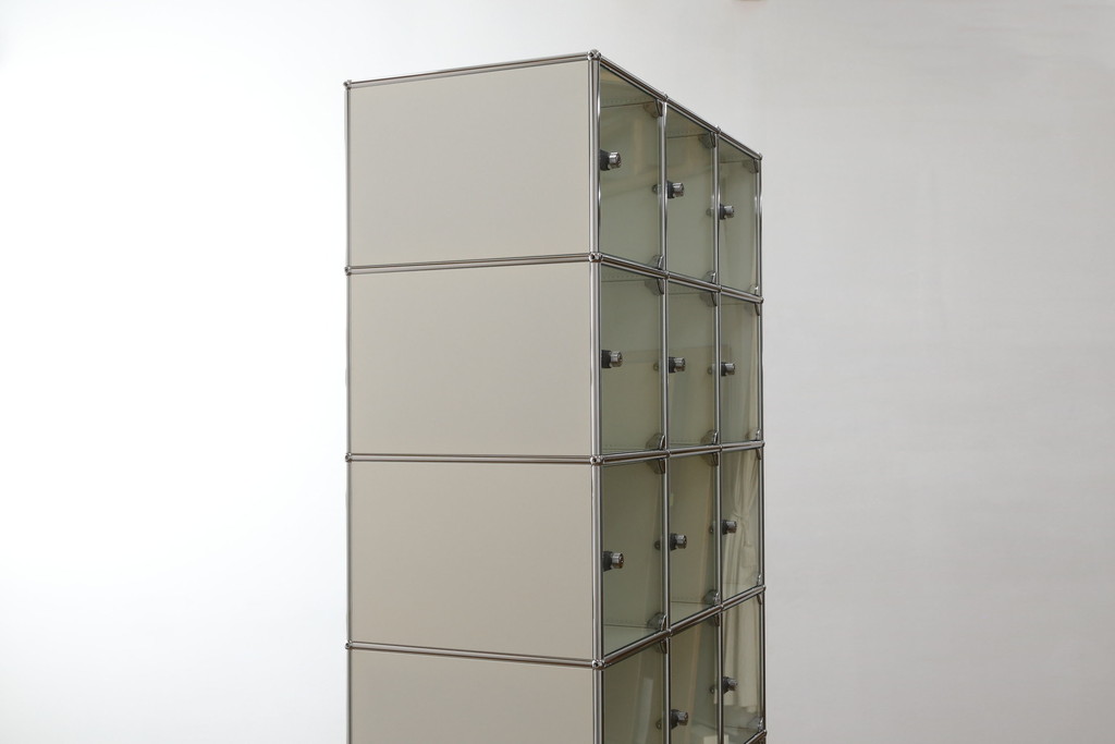 中古　USMハラー(USM Haller)　シンプルなデザインとガラス扉がお洒落な升目(マス目)棚のキャビネット(ロッカー、下駄箱、収納棚、戸棚、店舗什器)(定価約109万円)(R-078479)
