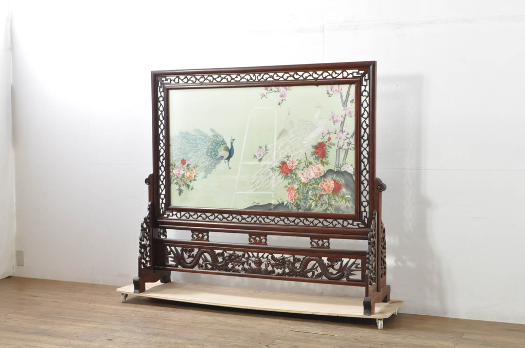 アジアンビンテージ　中国古玩　特大!!　高級品　花梨(カリン)材　緻密な双龍の透かし彫刻入り　両面ガラス　木蓮(モクレン)　牡丹に孔雀図　鮮やかな刺繍絵をあしらった衝立て(衝い立て、パーテーション、つい立て、間仕切り、ディスプレイ、ヴィンテージ)(R-079930)